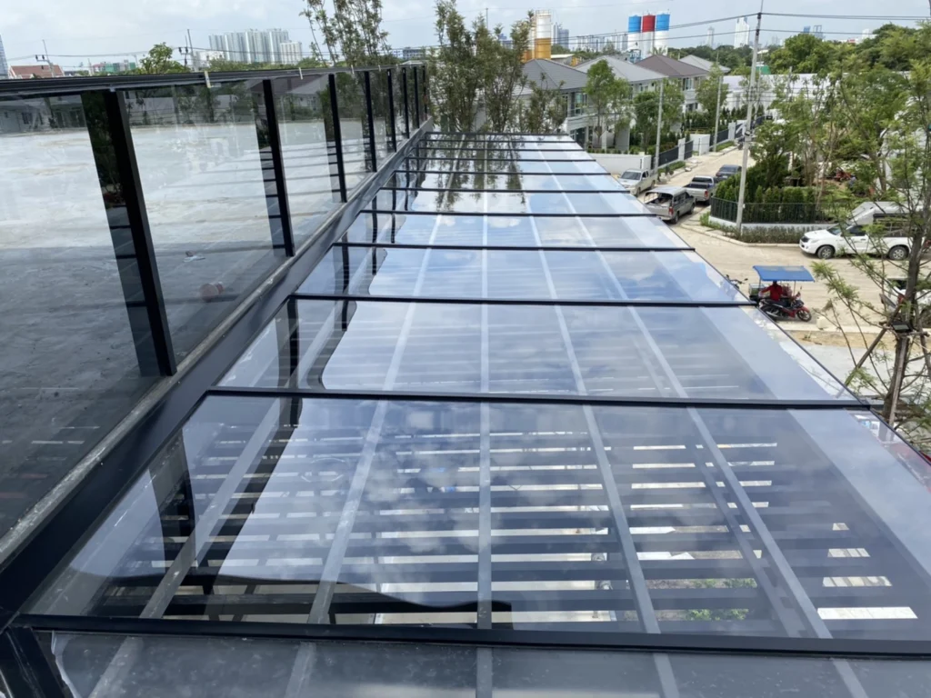 หลังคาเรียบอะคริลิคใส ShinkoLite Nature 001 Clear ระเบียงอาคารมุมสูง