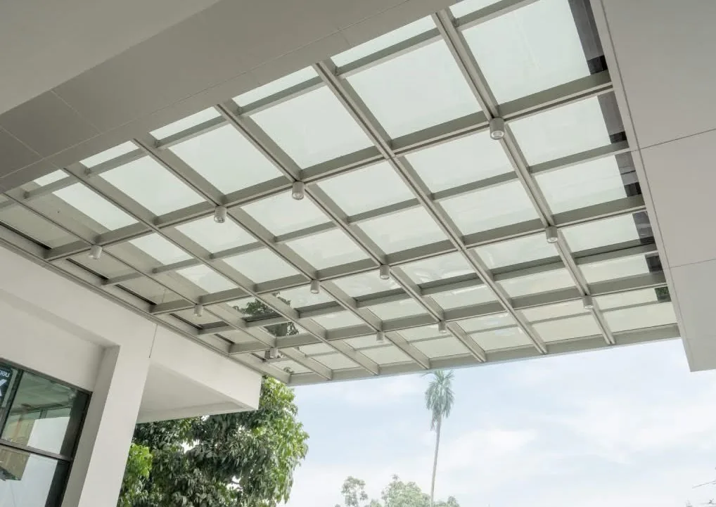 หลังคาทางเข้าอาคาร แผ่นอะคริลิค ShinkoLite Prime 562 บนโครงเหล็กพร้อมไฟดาวน์ไลท์