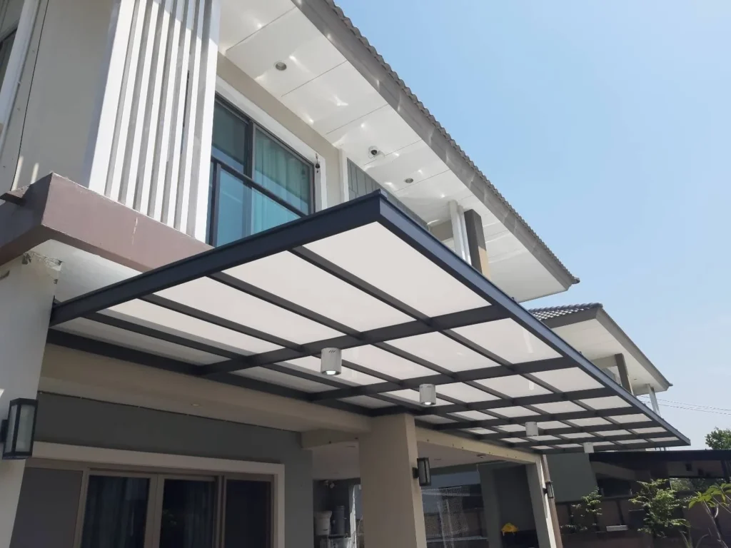ShinkoLite Shade 430S สีขาวมุก โครงเหล็กสีดำ กันสาดหน้าบ้านโมเดิร์นสองชั้น