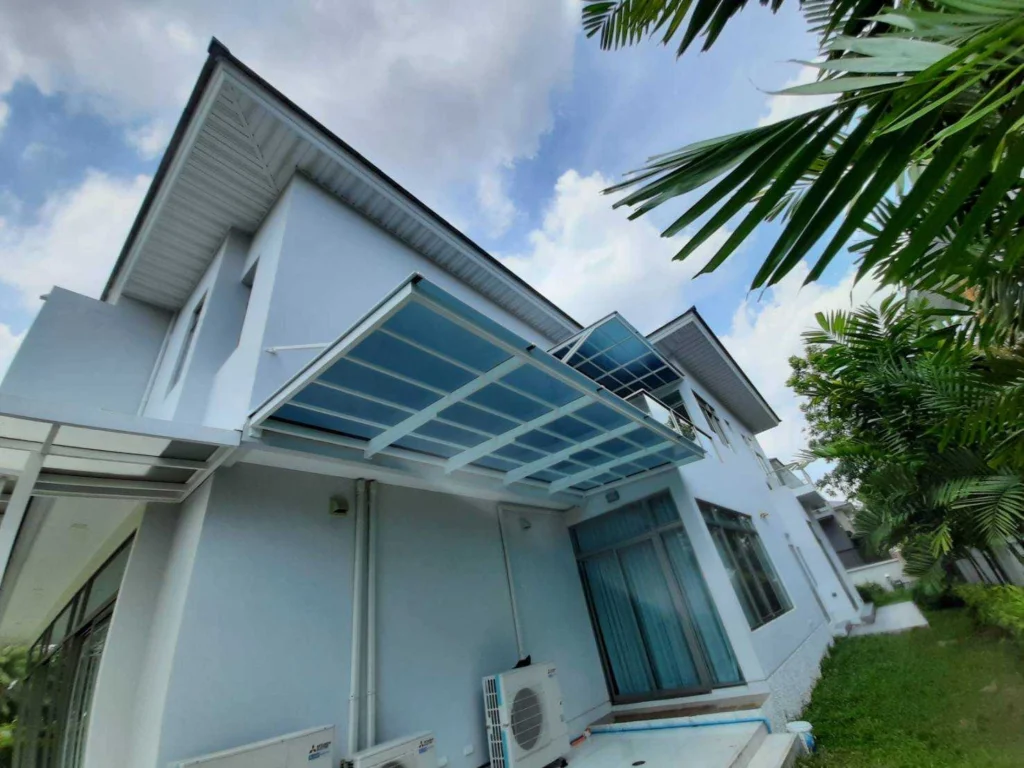 กันสาดอะคริลิคสีน้ำเงิน Marine Blue ShinkoLite Superior B857 บ้านสองชั้นโทนขาว
