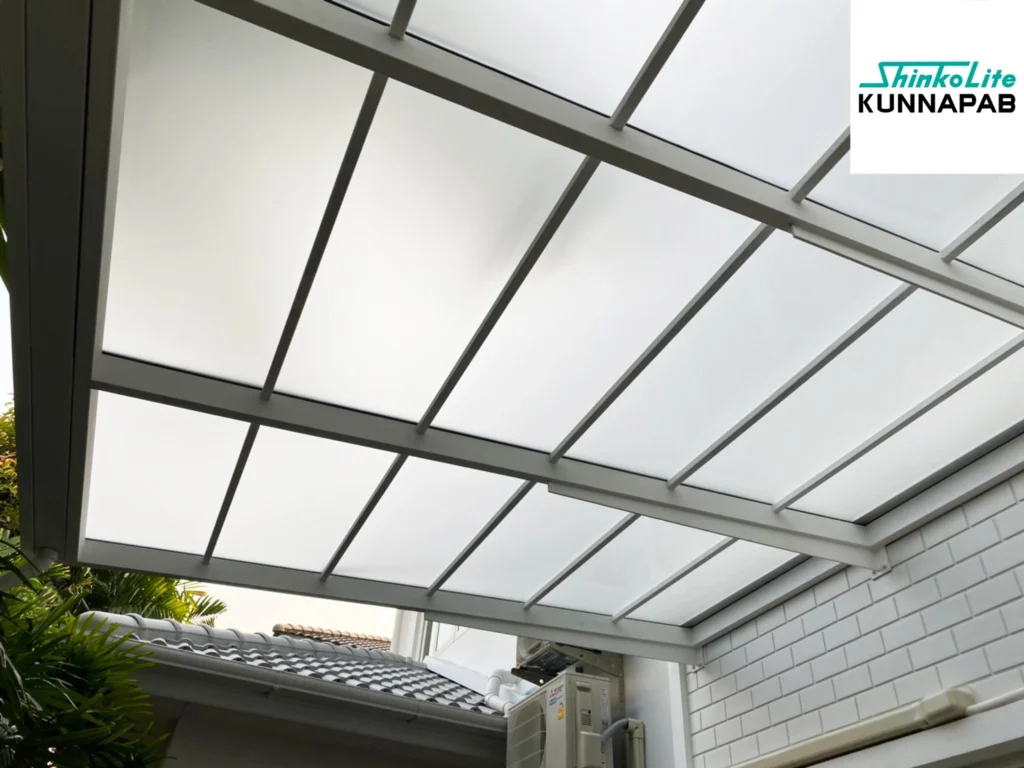 หลังคาโรงจอดรถอะคริลิคสีฝ้า ShinkoLite Superior NB00 โครงสีขาว แสงนุ่มสว่างทั่วพื้นที่