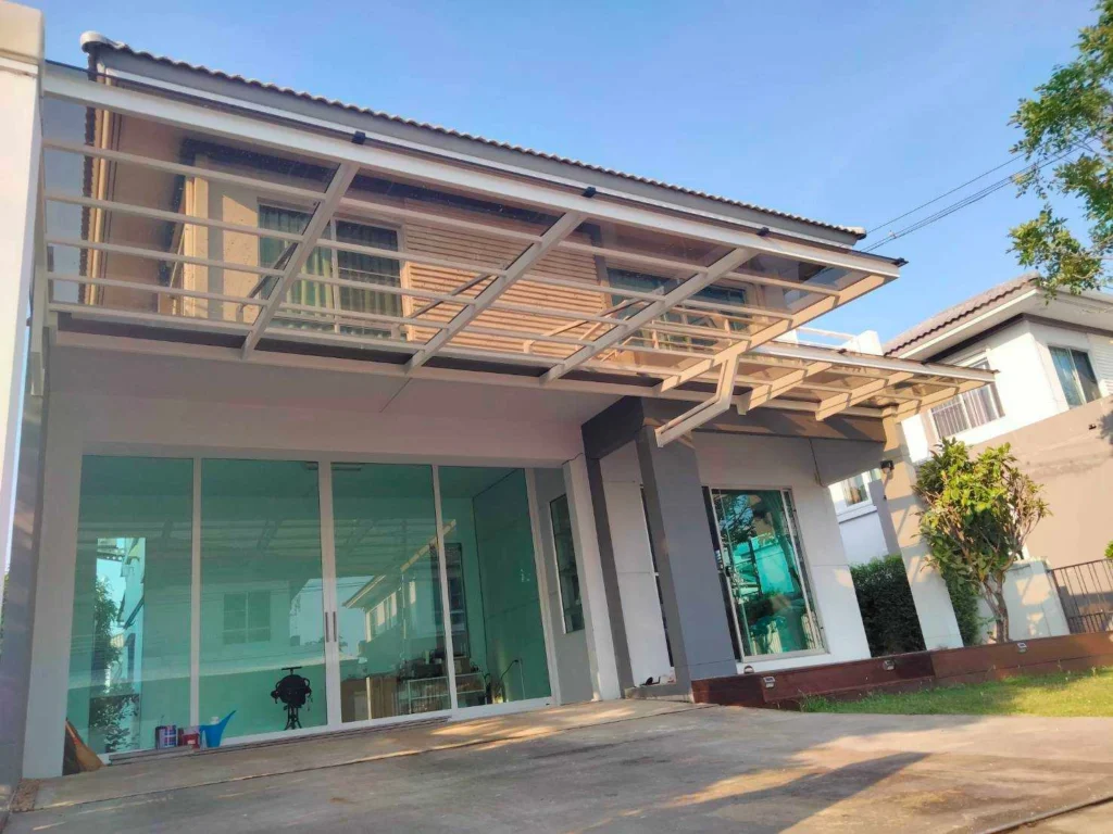 หลังคากันสาดโรงจอดรถและเฉลียงบ้านสองชั้น แผ่นอะคริลิคสีน้ำตาลฝ้า โครงสีขาว