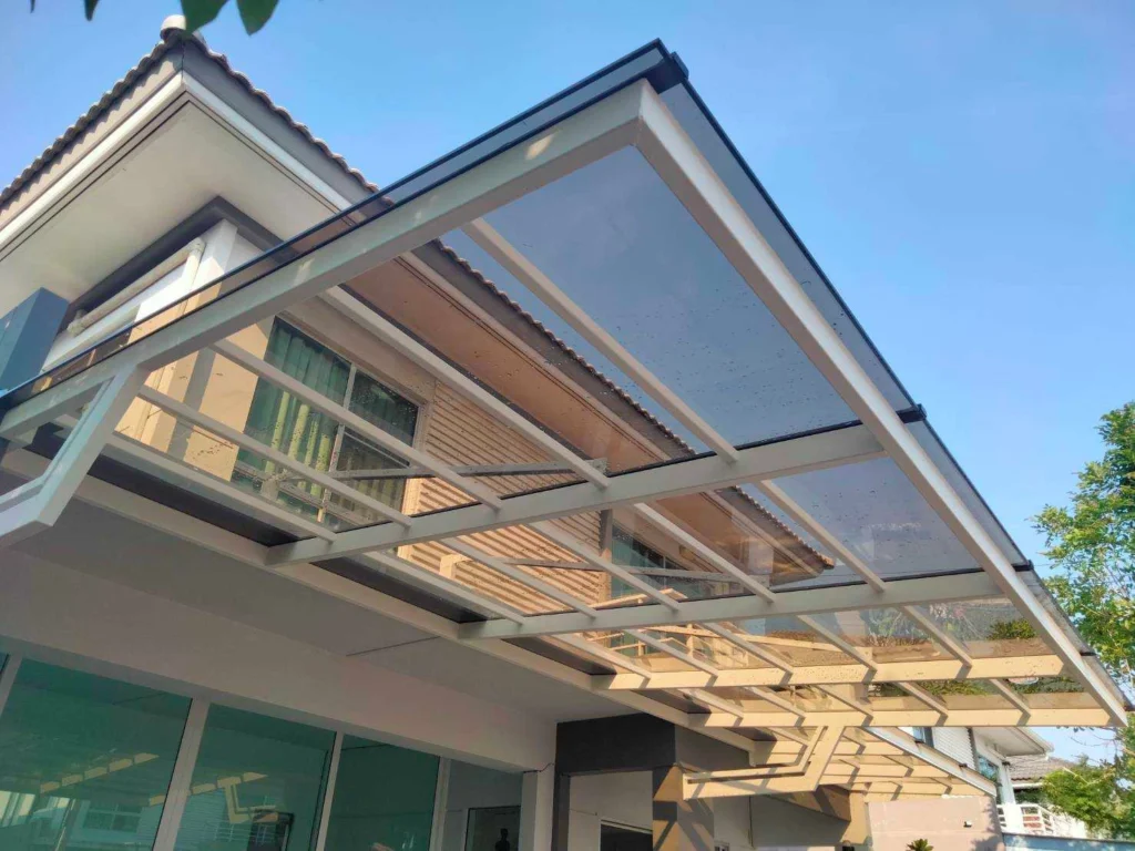 กันสาดอะคริลิคสีน้ำตาลฝ้า ShinkoLite Superior NB30 โครงเหล็กสีขาว หน้าบ้านสองชั้น