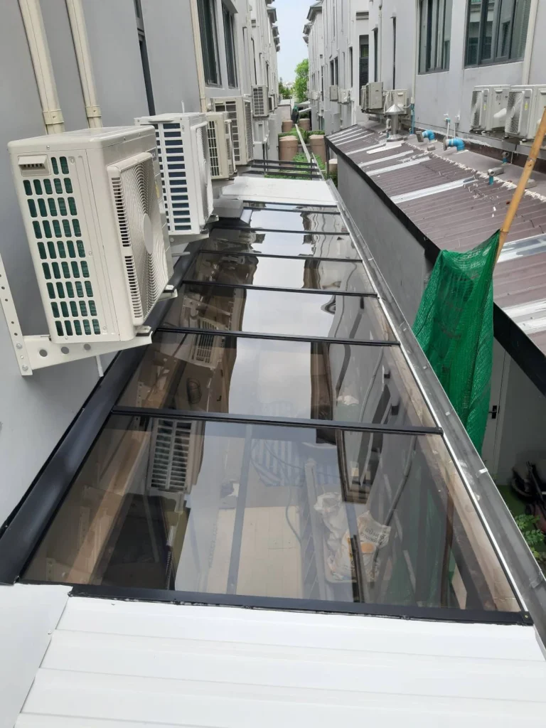 หลังคาทางเดินข้างบ้านทาวน์โฮม แผ่นอะคริลิคสีชา กันฝนแต่ยังได้แสงธรรมชาติ